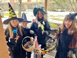Elsi ystävineen trulleina - Elsi and her friends dressed as Easter witches