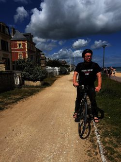 Lion-sur-mer, Ranska, Antti ja pyörä - Lion-sur-Mer, France: Antti and the bicycle
