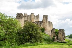 Linnojen raunioita oli lähes joka kulmalla - Castle ruins were around almost every corner