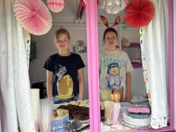 Isla ja Elsi Pupukahvilassa - Isla and Elsi at the Bunny Café