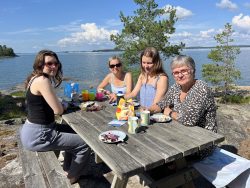 Anna-serkku, tytöt ja Eva Maskinnamossa- Cousin Anna, her daughters and Eva on Maskinnamo.