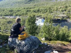 Liisa ihailemassa maisemia (Stabbursdalen National Park, Norja) - Liisa admiring the scenery (Stabbursdalen National Park, Norway)
